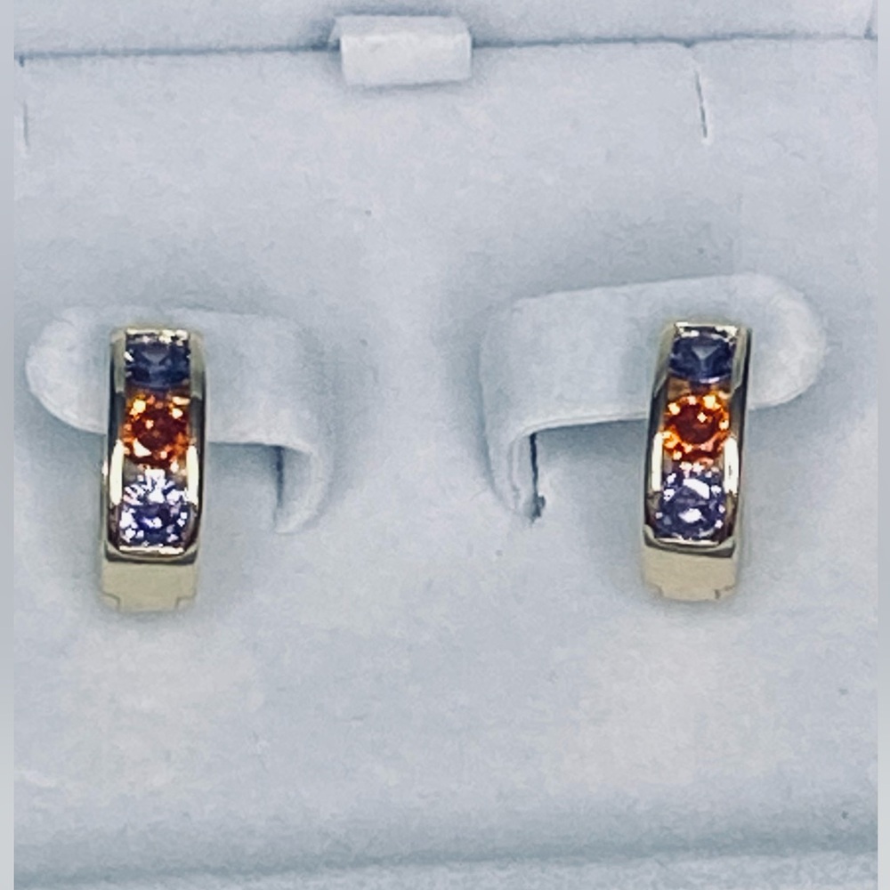 HUGGY 3 STONE EARRINGS IN GOLD TONE - Picture 3 of 5